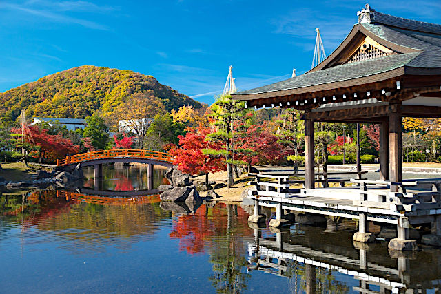 紫式部公園の釣殿・泉池