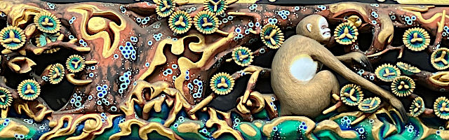 【三面目】座っている猿