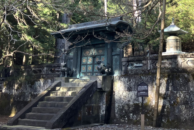 奥社の鋳抜門（いぬきもん）